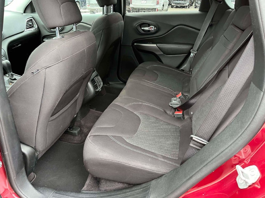Used 2019 Jeep Cherokee Latitude w/ Popular Appearance Group FWD image 6