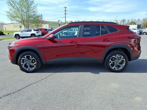Used 2025 Chevrolet Trax LT FWD image 2