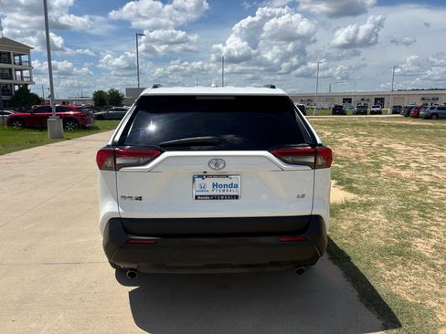 Used 2020 Toyota RAV4 LE FWD image 8