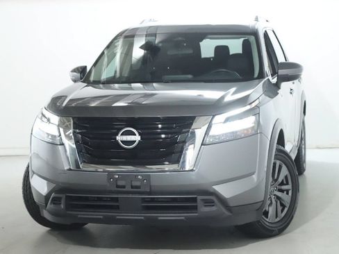 Certified 2025 Nissan Pathfinder SV FWD image 3