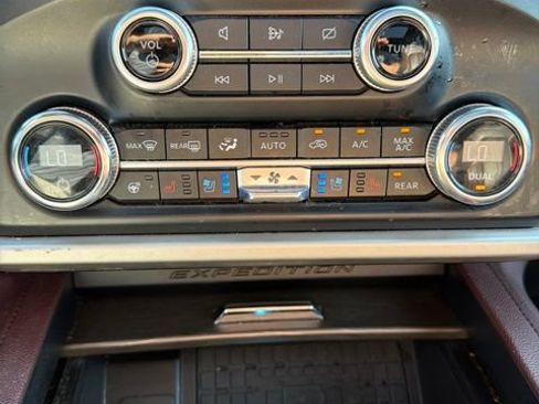 Used 2024 Ford Expedition Limited AWD/4WD image 18