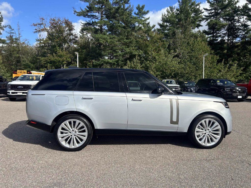 Used 2025 Land Rover Range Rover SE AWD/4WD image 2