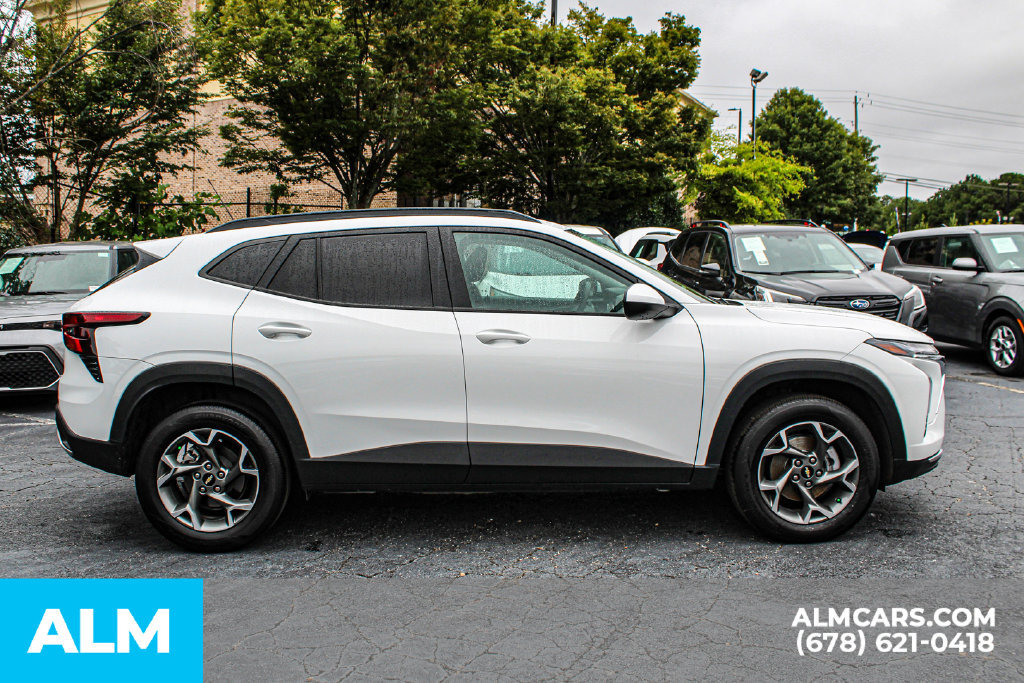 Used 2025 Chevrolet Trax LT FWD image 8
