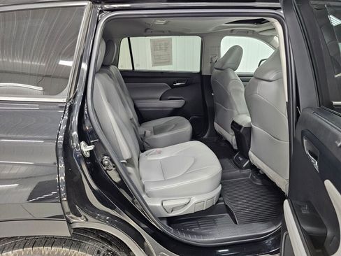 Used 2022 Toyota Highlander XLE AWD/4WD image 19