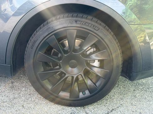 Used 2021 Tesla Model Y Long Range AWD/4WD image 9