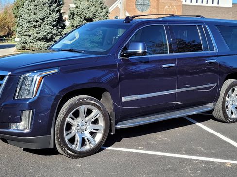 Used 2019 Cadillac Escalade ESV Luxury image 2