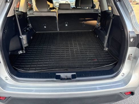 Used 2023 Toyota Highlander XLE AWD/4WD image 22