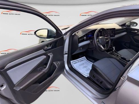 Used 2025 Volkswagen Jetta SE FWD image 12
