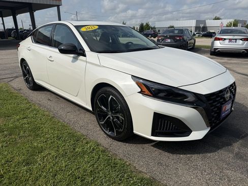 Used 2025 Nissan Altima 2.5 SR w/ SR Premium Package FWD image 8