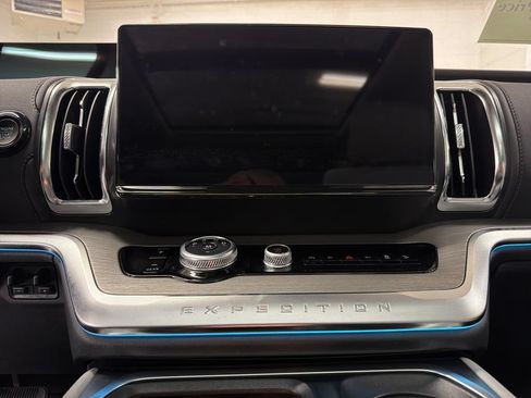 Certified 2025 Ford Expedition Platinum w/ Driver's Package AWD/4WD image 21