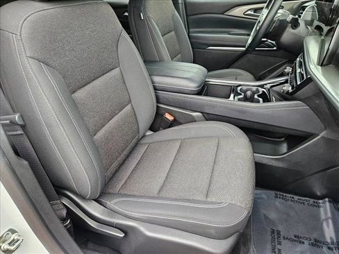 Used 2025 Chevrolet Traverse LT image 20