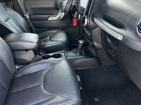 Used 2016 Jeep Wrangler Unlimited Rubicon image 16