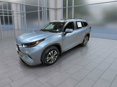 Used 2023 Toyota Highlander XLE image 4