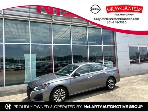 Used 2024 Nissan Altima 2.5 SV FWD image 1