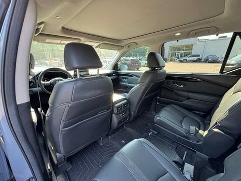 Used 2025 Honda Pilot Touring image 9