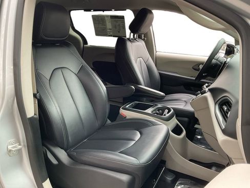 Used 2024 Chrysler Pacifica Touring-L image 24