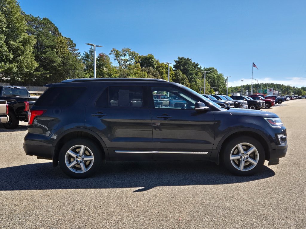 Used 2017 Ford Explorer XLT w/ Equipment Group 202A AWD/4WD image 7