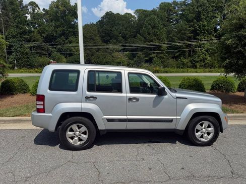 Used 2011 Jeep Liberty Sport RWD image 9