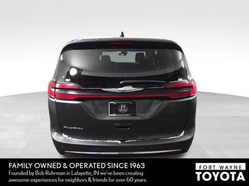 Used 2023 Chrysler Pacifica Touring-L image 8