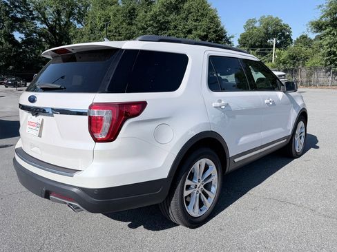Used 2018 Ford Explorer XLT w/ Equipment Group 202A FWD image 5