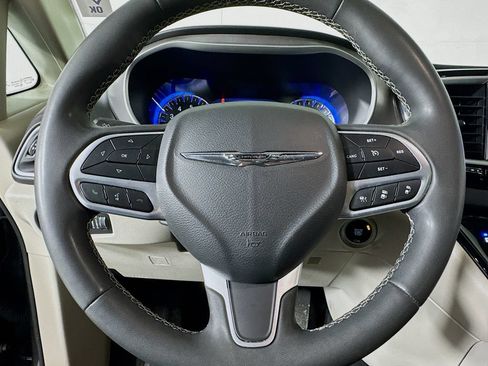 Used 2022 Chrysler Pacifica Touring-L FWD image 33