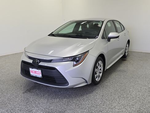Used 2025 Toyota Corolla LE FWD image 2