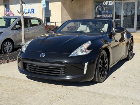 Used 2017 Nissan 370Z Touring image 1