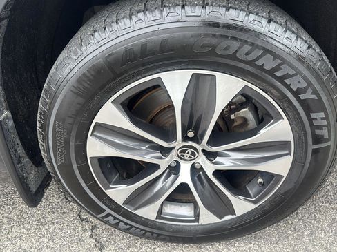 Used 2022 Toyota Highlander XLE image 10