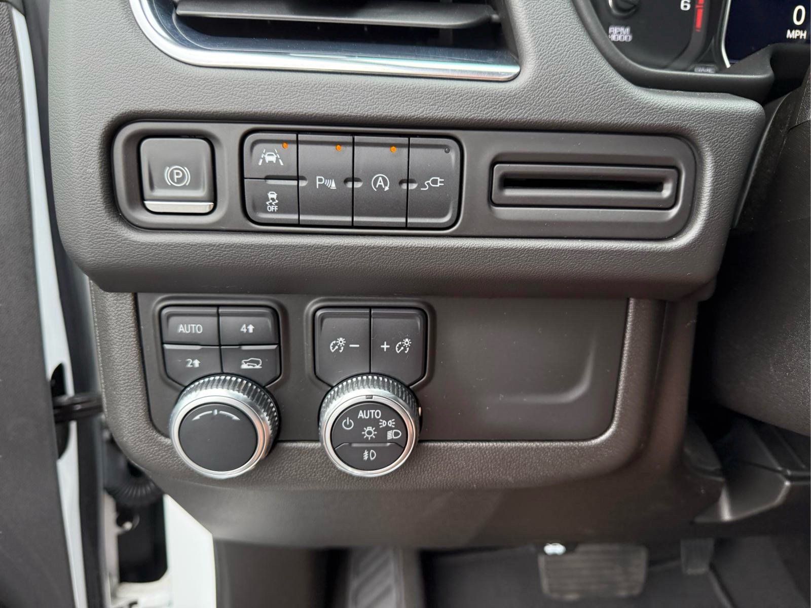 Used 2021 GMC Yukon XL SLT AWD/4WD image 25
