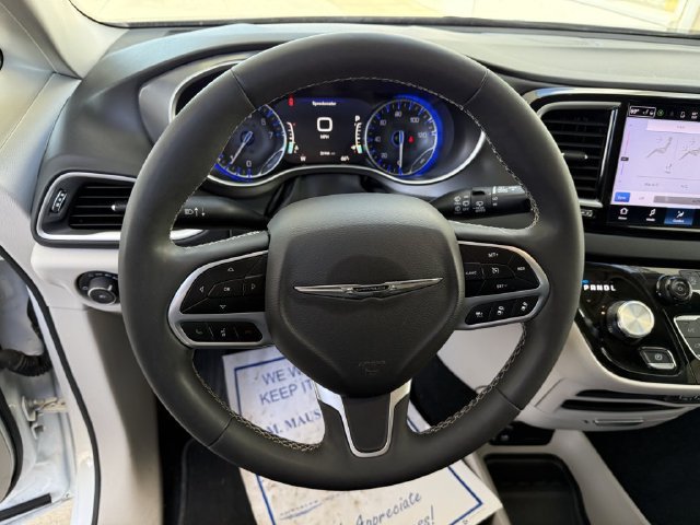 Used 2024 Chrysler Pacifica Touring-L FWD image 22