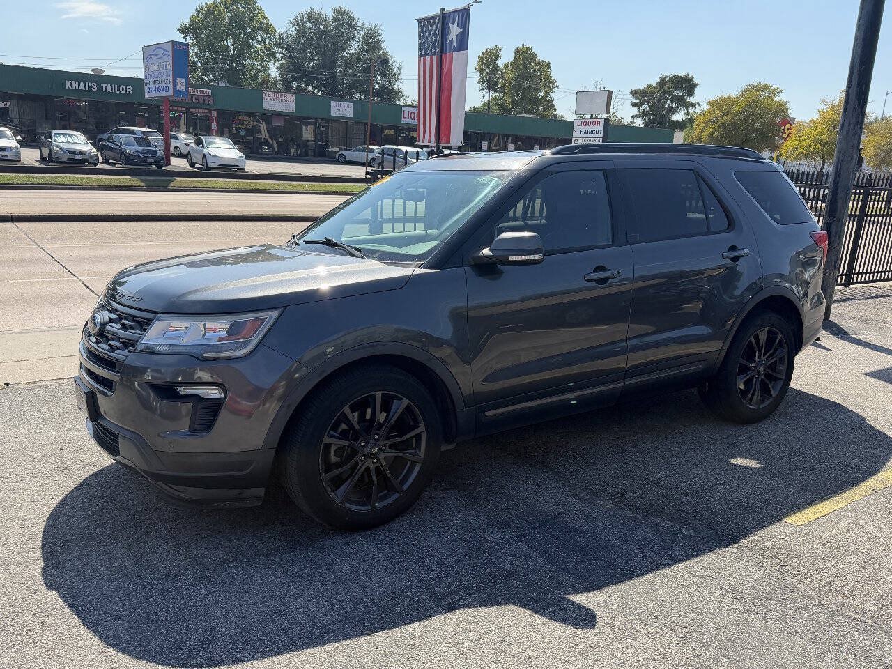 Used 2018 Ford Explorer XLT w/ Equipment Group 202A FWD image 3