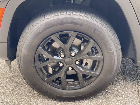 Used 2024 Jeep Grand Cherokee Altitude RWD image 12