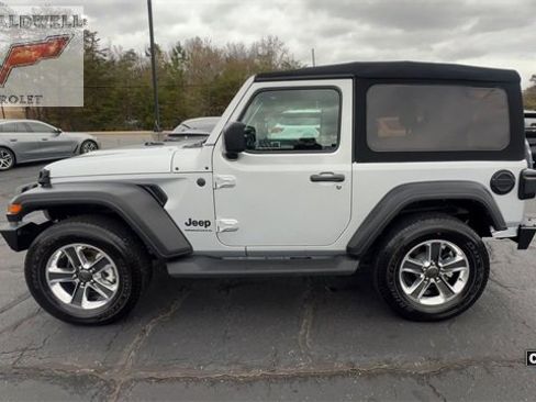 Used 2023 Jeep Wrangler Sport image 5