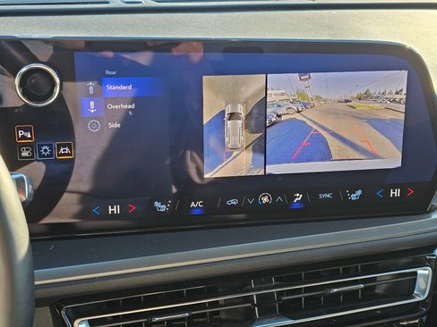 Used 2024 Chevrolet Traverse LT image 29