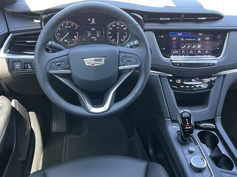 New 2025 Cadillac XT6 Luxury image 10