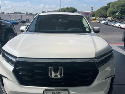 Used 2025 Honda Pilot Touring image 2
