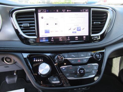 Used 2025 Chrysler Pacifica Select FWD image 23