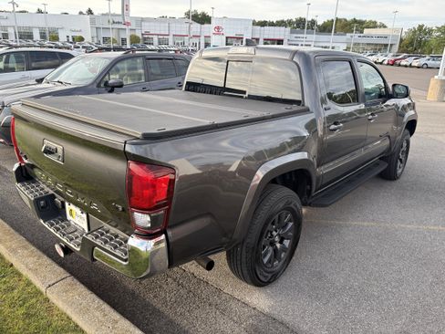 Used 2023 Toyota Tacoma SR5 AWD/4WD image 5