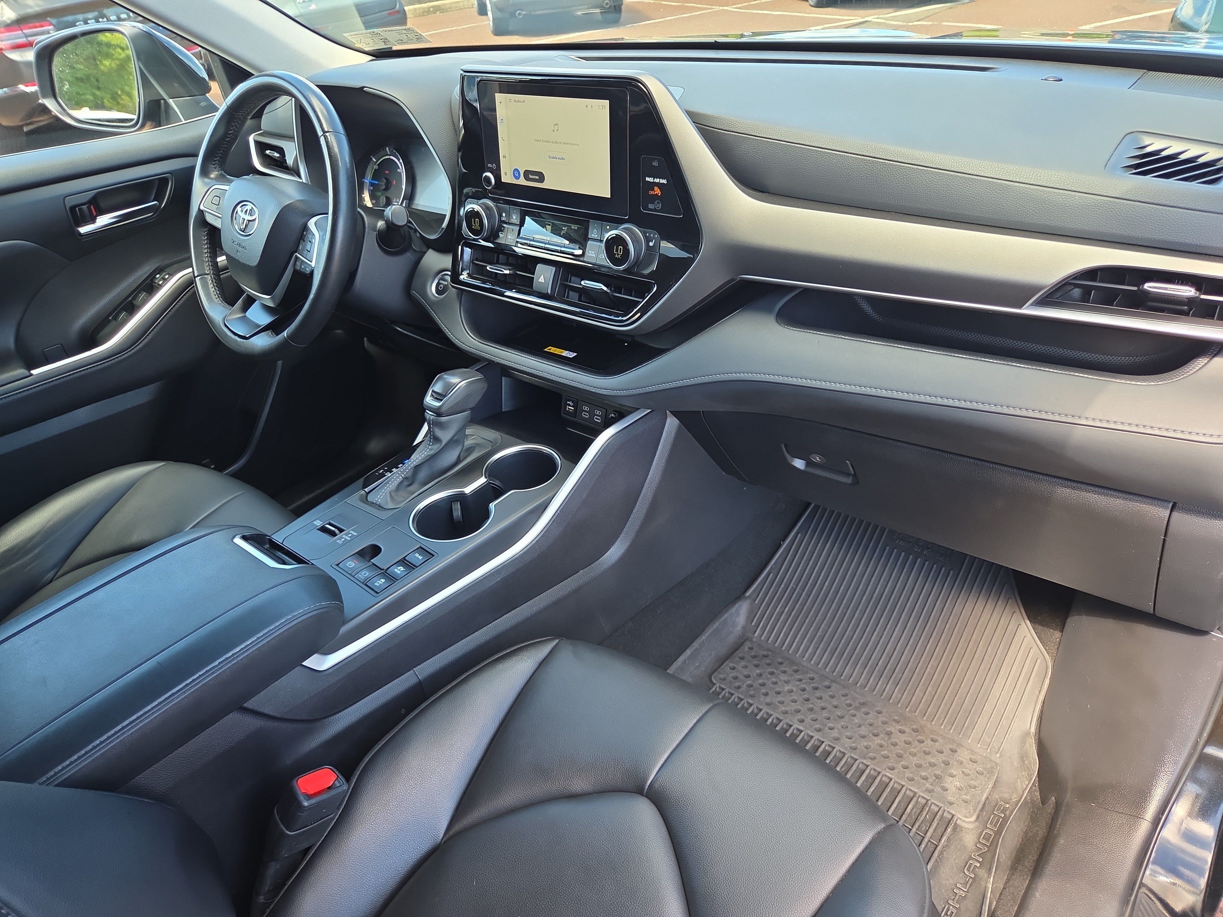 Used 2024 Toyota Highlander XLE AWD/4WD image 18