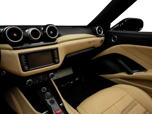 Used 2015 Ferrari California T RWD image 43