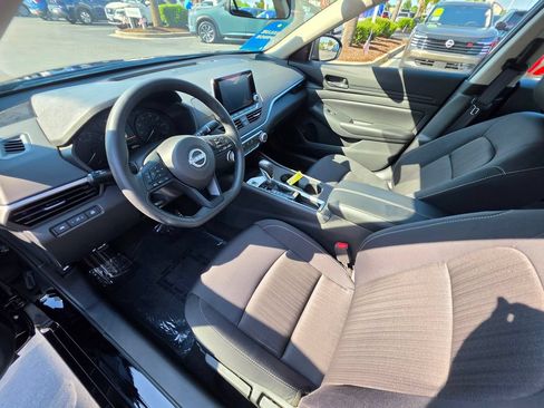 Used 2025 Nissan Altima 2.5 S FWD image 14