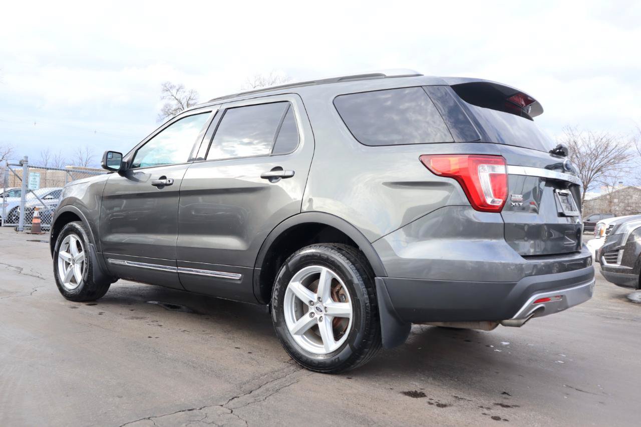 Used 2017 Ford Explorer XLT AWD/4WD image 3