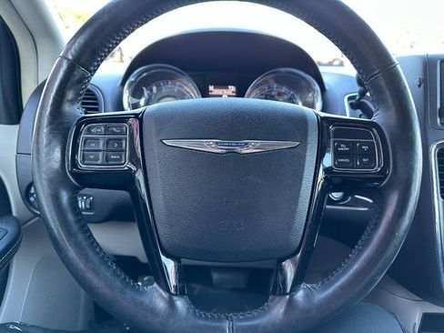 Used 2015 Chrysler Town & Country Limited image 34