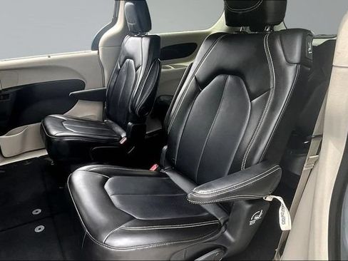 Used 2024 Chrysler Pacifica Touring-L FWD image 22