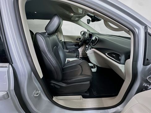 Used 2024 Chrysler Pacifica Touring-L image 30
