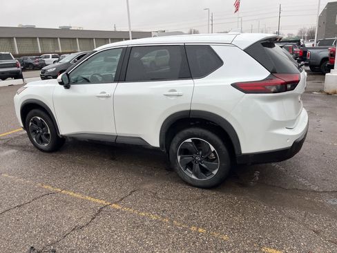 Used 2025 Nissan Rogue SV image 9