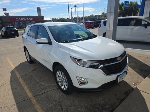 Used 2021 Chevrolet Equinox LT w/ Driver Convenience Package image 2