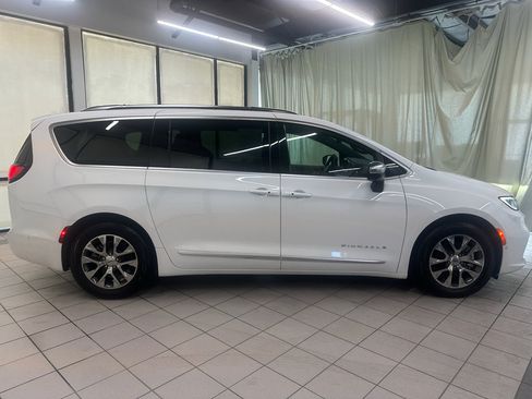 Used 2025 Chrysler Pacifica Pinnacle FWD image 3