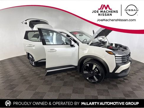 Certified 2025 Nissan Kicks SR image 12