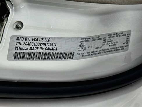 Used 2024 Chrysler Pacifica Touring-L FWD image 31